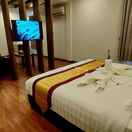 Royal Crown Hotel Yangon Exterior photo