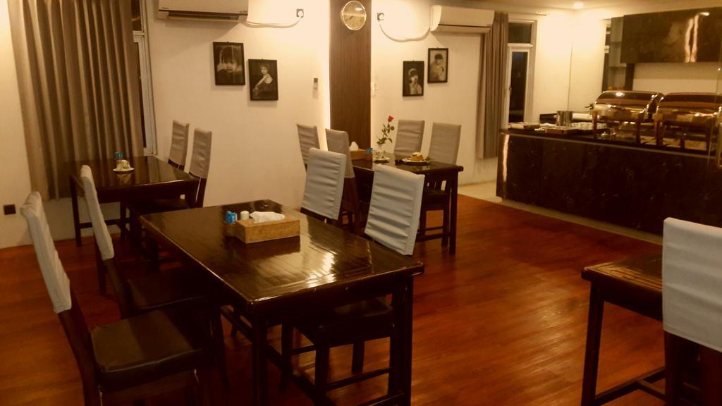 Royal Crown Hotel Yangon Exterior photo