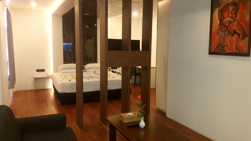Royal Crown Hotel Yangon Exterior photo
